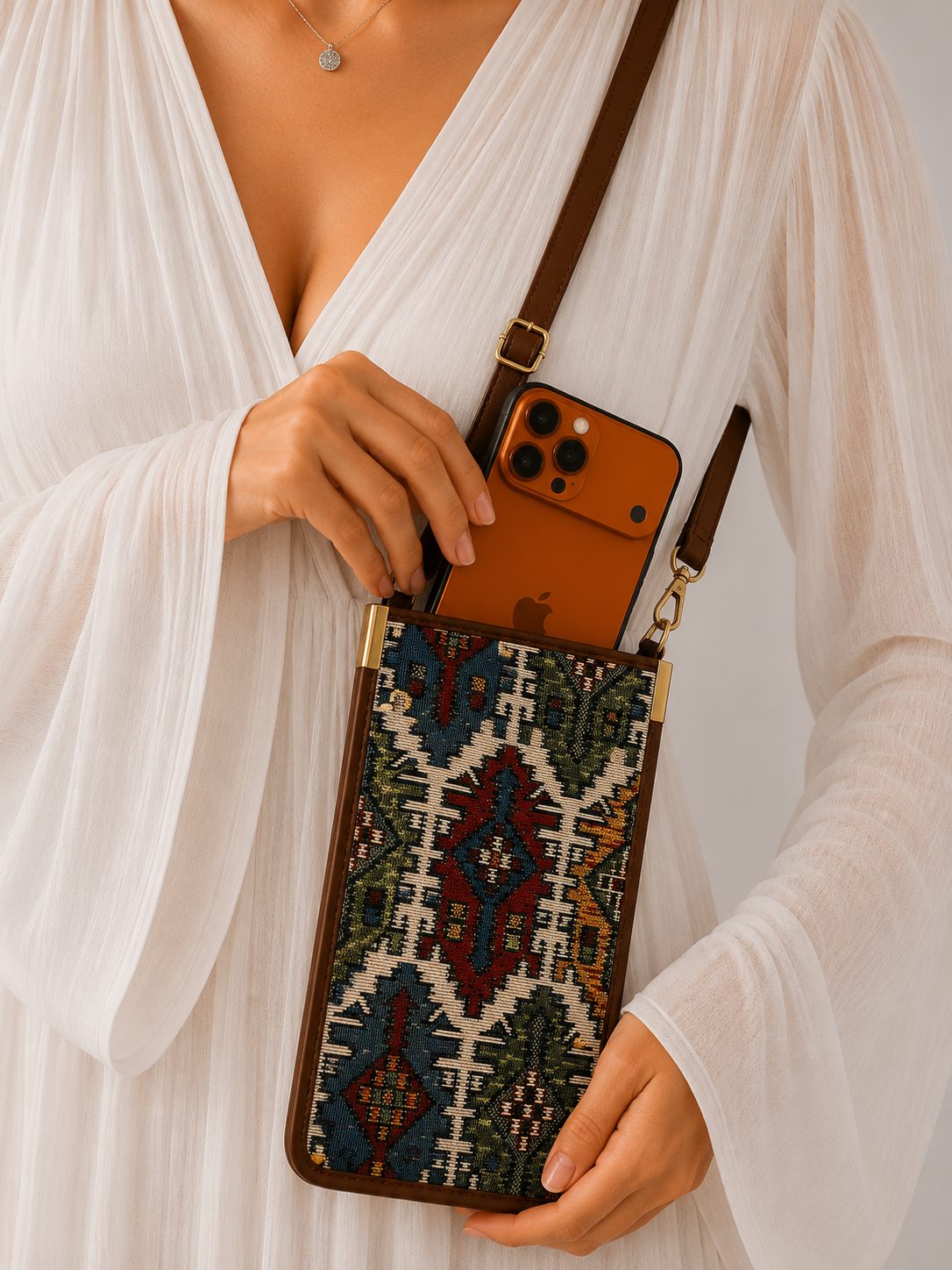 Etnik kilim desenli telefon çantası